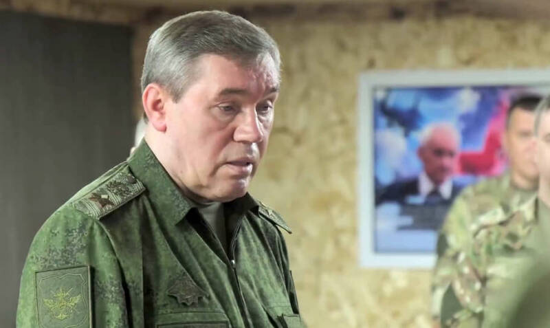 Герасимов посетил группировку &laquo;Центр&raquo; в зоне спецоперации